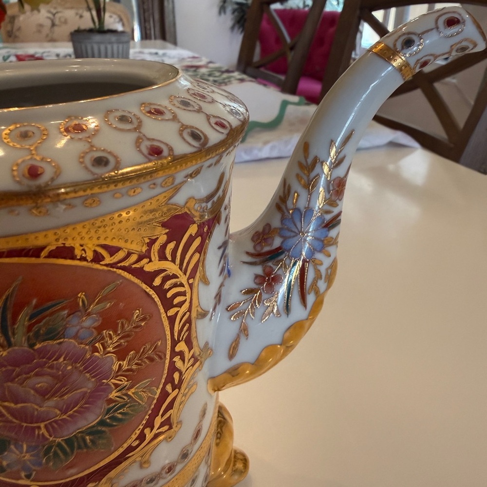 Elegant Pink Floral Porcelain Vase with Gold Accents - Picture 5 of 6